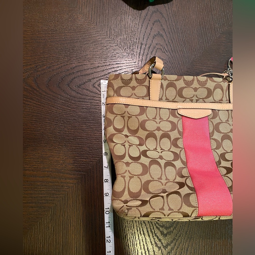 Coach hand bag. - Picture 9 of 10